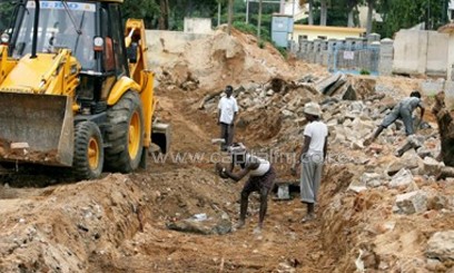 Indian labourers work on a road widening project in Bangalore/AFP