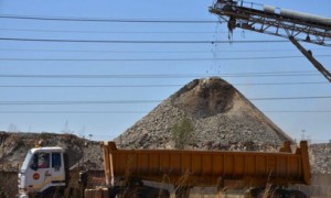 Work continues at a mine in Carltonville on September 5, 2013. Some striking South African gold mine workers have accepted a new wage offer from producers and started returning to work, a union leader said/AFP