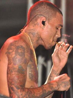 Breezy smoking up on stage as tweeted by @Ma1ik