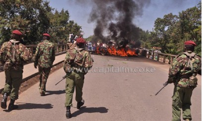 GSU para-military officers chasing protesters on Kisumu Kondele road on Sunday/CFM