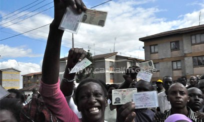 VOTERS-DISPLAYING-CARDS