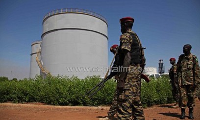 South Sudanese soldiers stand guard at an oil refinery in Melut/AFP