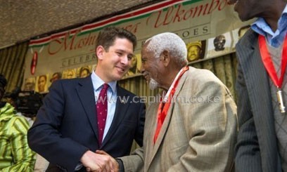 Dr. Christian Turner (L), British High Commissioner to Kenya, greets Gitu wa Kahengeri (R), Secretary General of the Mau Mau War Veterans' Association, during a press conference at the Hilton Hotel in Nairobi on June 6, 2013. Britain announced Thursday it will compensate more than 5,200 elderly Kenyans who were tortured and abused during the 1950s Mau Mau uprising against colonial rule/AFP