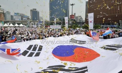 South Korean activists display a huge national flag, in Seoul, on June 25, 2013/AFP
