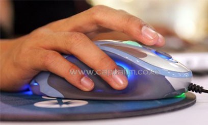 A person using a mouse/FILE
