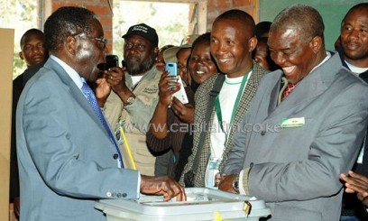 Zimbabwe President Robert Mugabe (L) casts his vote at a polling booth in a school in Harare on July 31, 2013/AFP