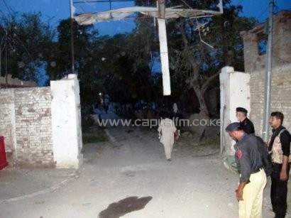 Policemen outside the prison in Dera Ismail Khan in northwest Pakistan, July 30, 2013, after a Taliban militant attack/AFP