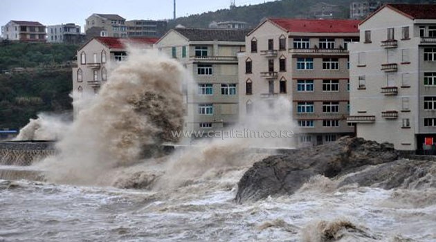 A huge wave hits the shore as Typhoon Fitow makes its landfall in Wenling, east China's Zhejiang province on October 6/AFP