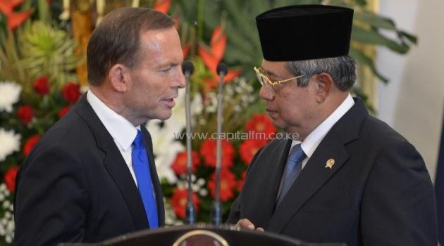 Australia's Prime Minister Tony Abbott (left) talks with Indonesia's President Susilo Bambang Yudhoyono after a joint press conference in Jakarta, on September 30, 2013/AFP