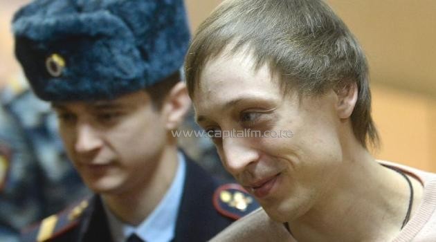 Bolshoi soloist Pavel Dmitrichenko (right) is escorted into a court in Moscow, on December 3, 2013/AFP