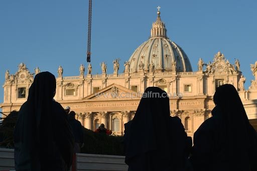 Nuns look on to St Peter's square at the Vatican on December 5, 2013/AFP