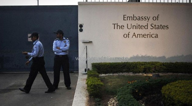 US embassy security personnel watch after barricades were removed in front of the US Embassy in New Delhi on December 17, 2013 © AFP