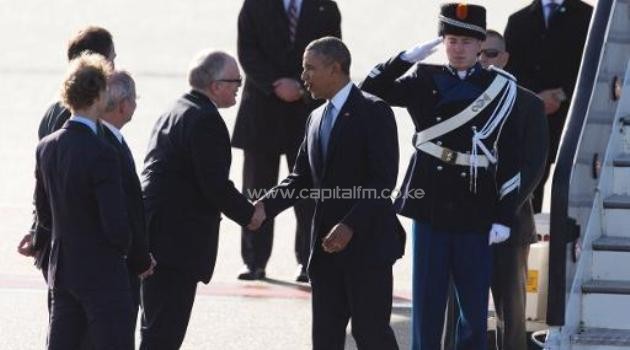 US President Barack Obama (2R) shakes hands with Dutch Foreign Minister Frans Timmermans after disembarking from Air Force One upon arrival at Schiphol Amsterdam Airport on March 24, 2014 to attend the two-day Nuclear Security Summit in The Hague/AFP