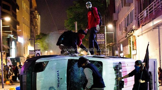 Demonstrators clash with riot police during a protest at Kadikoy in Istanbul on May 15, 2014 over the deaths of 286 miners after an explosion and fire in a coal mine in the western Turkish province of Manisa/AFP