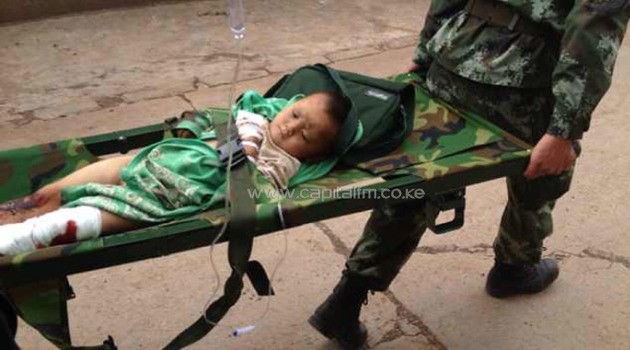 Rescuers carry an injuried child on a stretcher after a 6.1 magnitude earthquake hit the area in Ludian county in Zhaotong, southwest China's Yunnan province on August 3, 2014/AFP