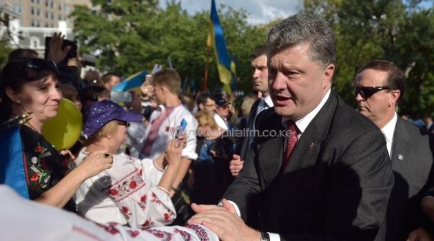 Ukraine's President Petro Poroshenko greets Ukraine rights activists taking part in a rally at Lafayette Square across from the White House in Washington, DC on September 18, 2014/AFP