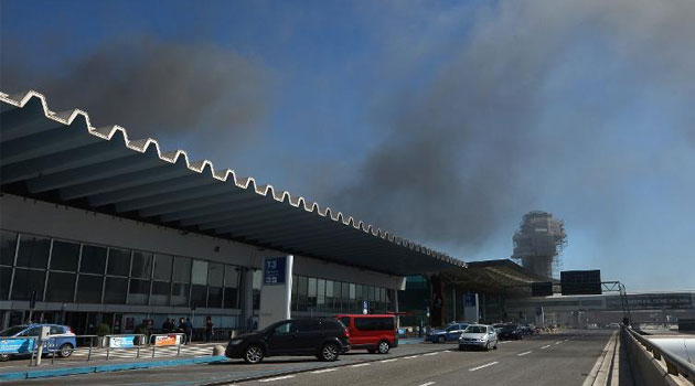 Smoke is seen over Rome's Fiumicino international airport where a fire broke out overnight on May 7, 2015 © AFP