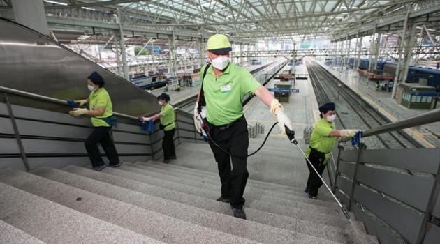 Workers disinfect a railway station in Seoul on June 7, 2015 as the country reported its fifth death from MERS/AFP
