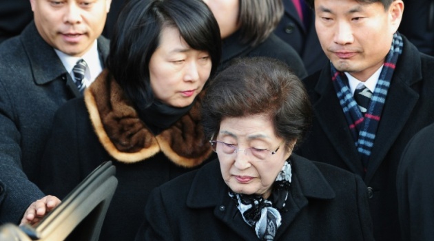 Lee Hee-Ho (2nd R), widow of late South Korean president Kim Dae-Jung, is escorted by her daugther in law after returning from Pyungyang at the inter-Korea transit office in Paju on December 27, 2011/AFP