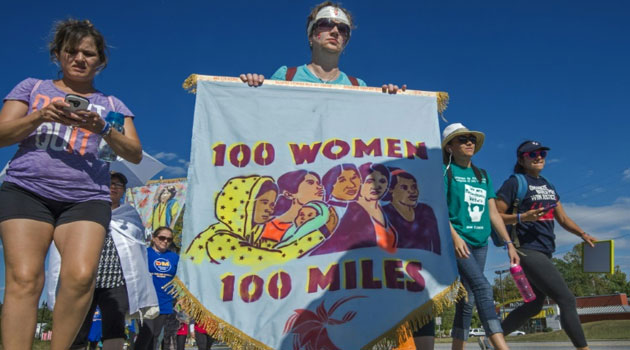 Participants in the "100 Women-100 Mile Pilgrimage" in Baltimore, Maryland on September 20, 2015 on their way to attend an event with Pope Francis at the Basilica in Washington, DC © AFP