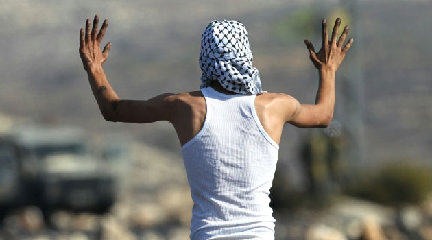 A Palestinian protester gestures during clashes with Israeli security forces near the Jewish settlement of Beit El on the outskirts of Ramallah in the Israeli-occupied West Bank, on October 17, 2015 © AFP
