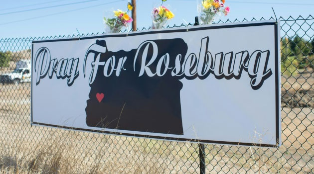 A sign at the entrance to Umpqua College calls for prayers in Roseburg, Oregon, October 2, 2015 © AFP