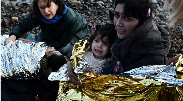 Women and children arrive with other refugees and migrants on the Greek island of Lesbos, on October 28, 2015, after crossing the Aegean sea from Turkey © AFP