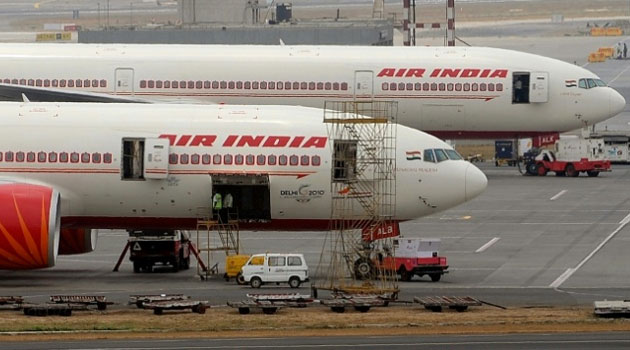Air India aircraft are seen parked on the tarmac of Mumbai airport © AFP/File