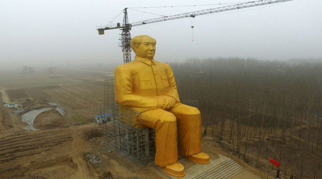 A huge statue of Chairman Mao Zedong under construction in Tongxu county in Kaifeng, central China's Henan province © AFP