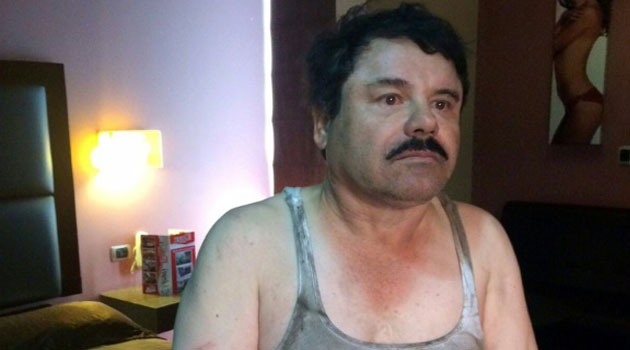 A picture released by Mexican web site "Plaza de Armas" shows Joaquin "El Chapo" Guzman recaptured in a hotel in the city of Los Mochis, Sinaloa state in northwest Mexico on January 8, 2016 © Plaza de Armas/AFP