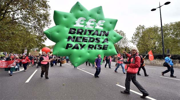 Workers aged 25 and over will now earn a minimum hourly gross wage of £7.20 ($10.36/9.10 euros) compared with £6.70 under the former so-called minimum wage/AFP