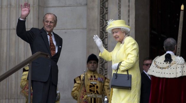 Britain's Queen Elizabeth II and Prince Philip, Duke of Edinburgh wave to the crowd/AFP