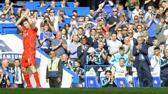 Liverpool's Steven Gerrard (L) is applauded off the pitch by Chelsea manager Jose Mourinho (R) during the English Premier League soccer match between Chelsea FC and Liverpool FC at Stamford Bridge in London