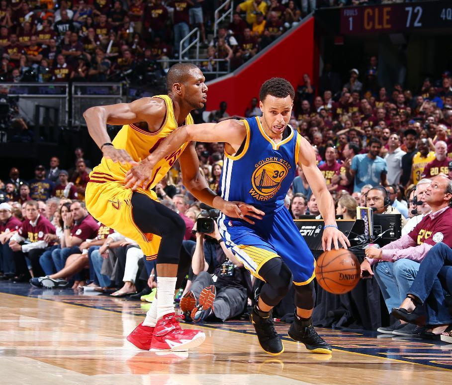 CLEVELAND, OH - JUNE 11: Stephen Curry #30 of the Golden State Warriors drives against James Jones #1 of the Cleveland Cavaliers during Game Four of the 2015 NBA Finals at The Quicken Loans Arena on June 11, 2015 in Cleveland, Ohio. NOTE TO USER: User expressly acknowledges and agrees that, by downloading and/or using this Photograph, user is consenting to the terms and conditions of the Getty Images License Agreement. Mandatory Copyright Notice: Copyright 2015 NBAE (Photo by Nathaniel S. Butler/NBAE via Getty Images)