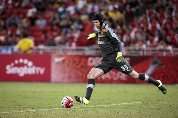 Arsenal's Czech goalkeeper Petr Cech in action during the Barclays Asia Trophy soccer match between Arsenal FC and Everton FC at the National Stadium in Singapore, 18 July 2015. PHOTO/AFP
