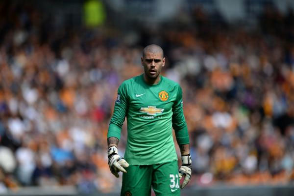 Manchester United's Spanish goalkeeper Victor Valdes plays during the English Premier League football match between Hull City and Manchester United in Kingston upon Hull, north England on May 24, 2015. PHOTO/AFP