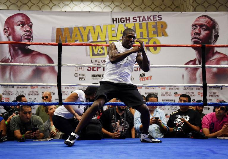 Boxer Andre Berto trains before his September 12 fight against Floyd "Money" Mayweather, at the Marriott Hotel in Los Angeles, California on August 28, 2015.PHOTO/AFP