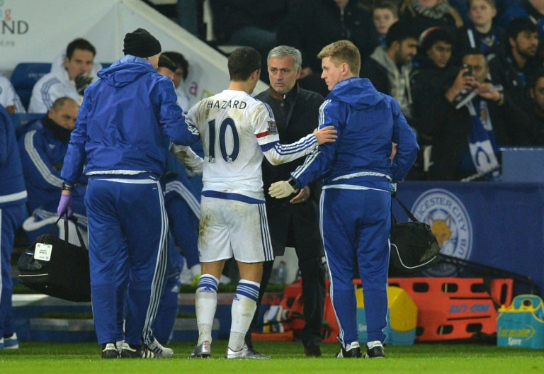 Chelsea's manager Jose Mourinho (R) speaks to midfielder Eden Hazard as he is helped off the pitch during an English Premier League football match on December 14, 2015. PHOTO/AFP