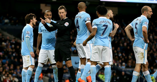 Referee Clattenburg handing Tottenhan Hotspur the penalty.
