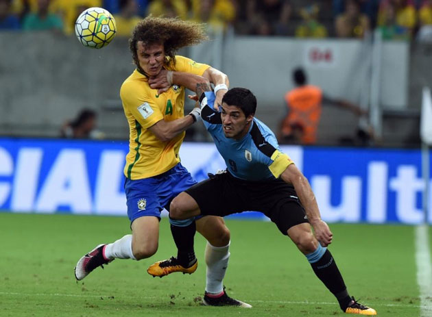 Uruguay's Luis Suarez (R) fights off Brazil's David Luiz during their 2018 FIFA World Cup qualifiers' match in Recife, northeastern Brazil (AFP Photo/Vanderlei Almeida)