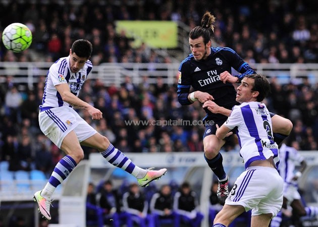 Real Madrid's forward Gareth Bale (C) vies with Real Sociedad defenders Yuri Berchiche (L) and Mikel Gonzalez during the Spanish league match in San Sebastian on April 30, 2016 (AFP Photo/Ander Gillenea)