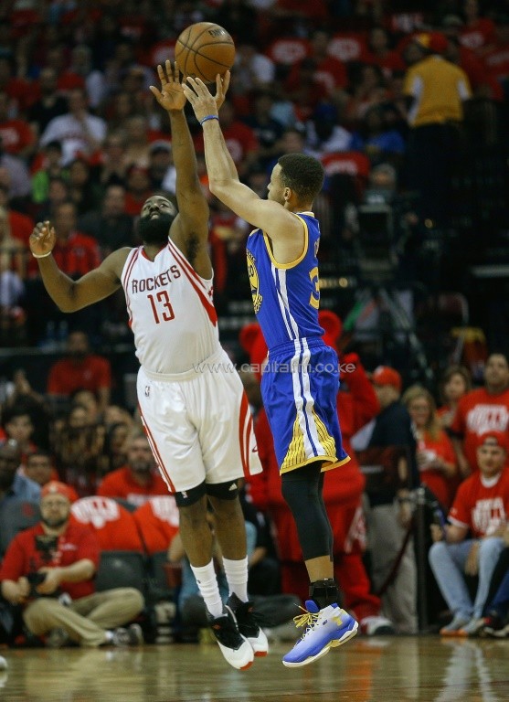 Stephen Curry of the Golden State Warriors shoots over James Harden of the Houston Rockets at Toyota Center on April 24, 2016. PHOTO/AFP.