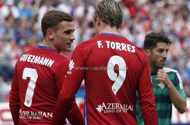 Atletico de Madrid's Spanish striker Fernando Torres (R) chats with teammate, French Antoine Griezmann, during their Spanish Primera Division soccer match played against Real Betis at Vicente Calderon stadium in Madrid, Spain, 02 April 2016. EPA/Kiko Huesca