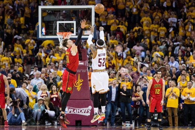 Mo Williams of the Cleveland Cavaliers shoots makes the 25th record-setting three point shot of the game over Mike Muscala of the Atlanta Hawks during the NBA Eastern Conference semifinals (AFP Photo/Jason Miller)