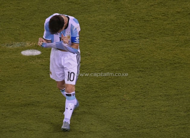 Argentina's Lionel Messi reacts after missing his shot during the penalty shoot-out against Chile, during the Copa America Centenario final in East Rutherford, New Jersey, on June 26, 2016.PHOTO/AFP