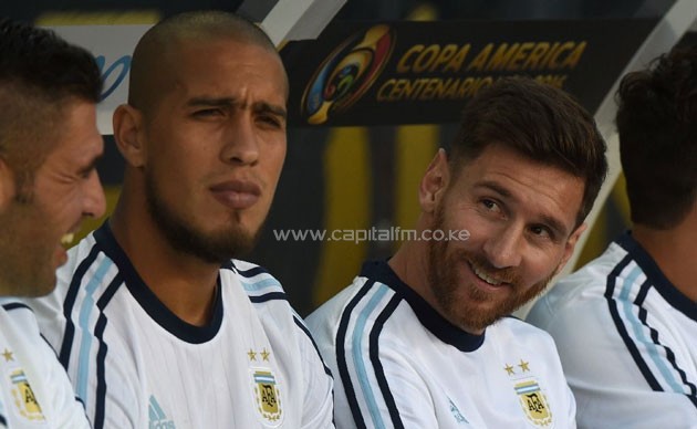 Argentina's Lionel Messi (R) is seen on the substitute's bench ahead of their Copa America Centenario match against Chile, in Santa Clara, California, on June 6, 2016 (AFP Photo/Mark Ralston )