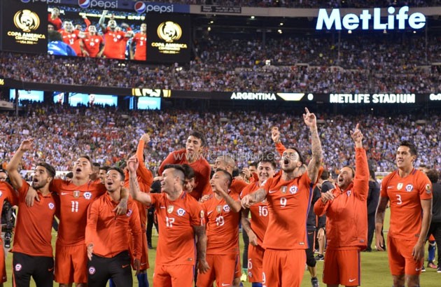 Chile's players celebrate after defeating Argentina in the penalty shoot-out and winning the Copa America Centenario final, in East Rutherford, New Jersey, on June 26, 2016.PHOTO/AFP