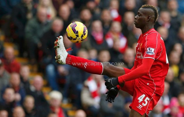 Liverpool's Mario Balotelli controlling the ball during their English Premier League soccer match against Chelsea at Anfield in Liverpool, northern England, November 8, 2014. PHOTO/REUTERS.