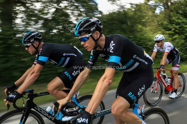 Britain's Chris Froome (C) and compatriot Ian Stannard ride during the 237.5 km fourth stage of the 103rd Tour de France between Saumur and Limoges on July 9-PHOTO/AFP