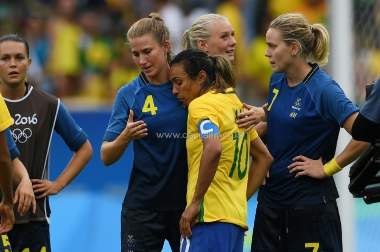Sweden's Emma Berglund consoles Brazil's Marta after Brazil lost 4-3 in a penalty shoot-out in their Olympic semi-final football match.PHOTO/AFP